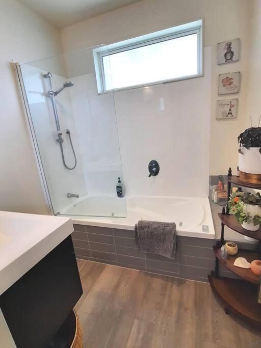 Banbury Deluxe With Spa Bath! Private Courtyard! Квінстаун Екстер'єр фото