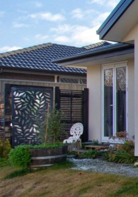 Banbury Deluxe With Spa Bath! Private Courtyard! Квінстаун Екстер'єр фото